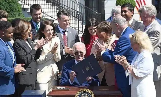 拜登簽署“芯片法案”，臺(tái)、韓“選邊”或傾向美國(圖1)