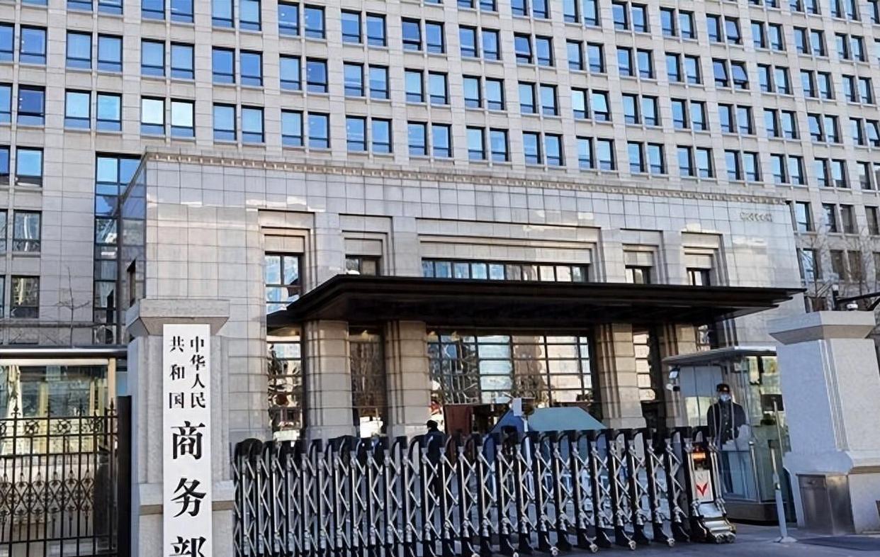 2025芯片大戰(zhàn)迎來分水嶺，中方警告全球“配合美國禁令就是違法”，美媒承認中國超越時刻已到(圖1)