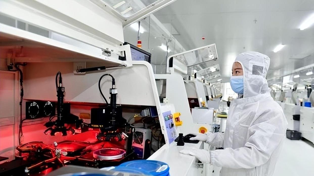 2025芯片大戰(zhàn)迎來分水嶺，中方警告全球“配合美國禁令就是違法”，美媒承認中國超越時刻已到(圖8)